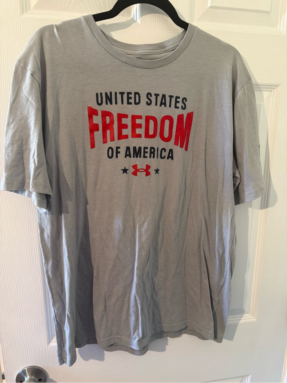 UNDER ARMOUR Men’s LG Short-Sleeve Crew Neck Tee in Light Gray with Red Graphic